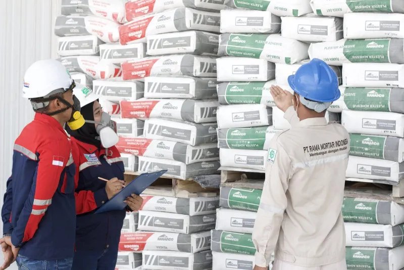 Pemeriksaan stok produk di gudang